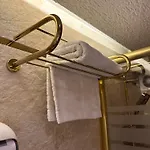 לינה וארוחת בוקר Th Old 4*